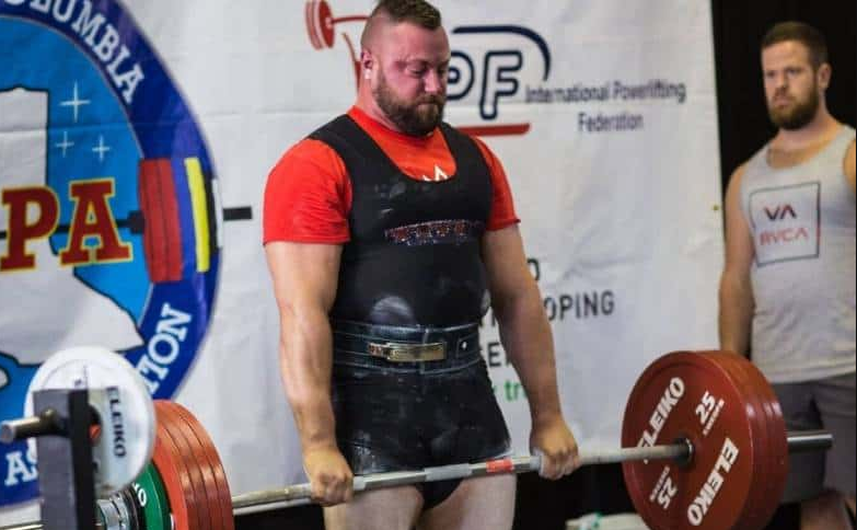 hombre haciendo peso muerto de powerlifting