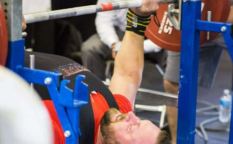 hombre haciendo press de banca de powerlifting